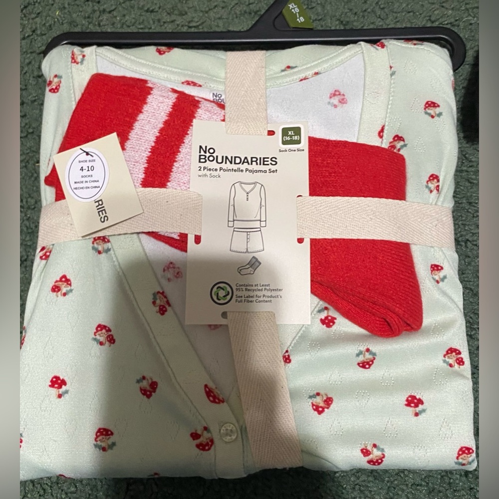 WOMENS XL PAJAMA SET W SOCKS NEW